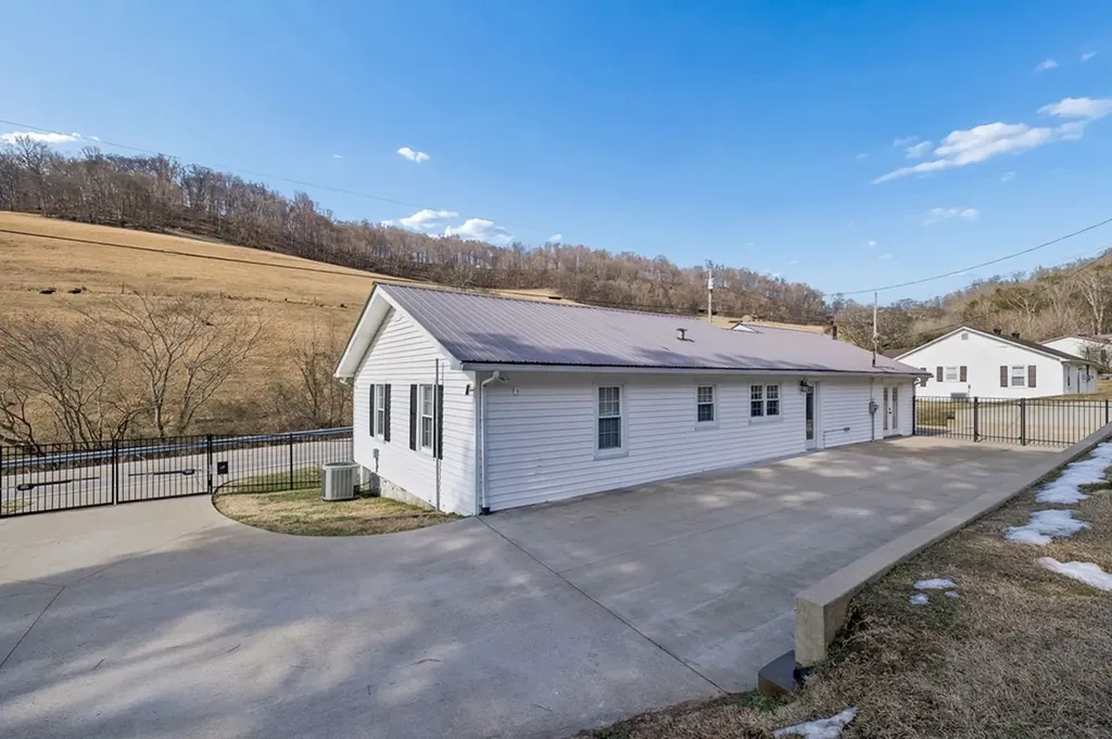 121 Stonewall Highway Carthage TN 37030