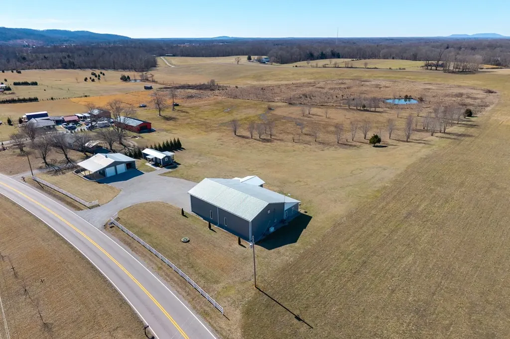 14630 Old Kentucky Road Walling TN 38587