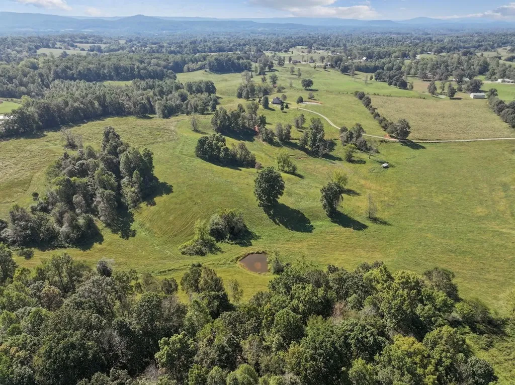 515 Jericho Road Quebeck TN 38579