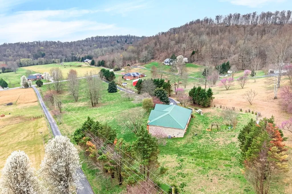 444 Mackie Road Sparta TN 38583