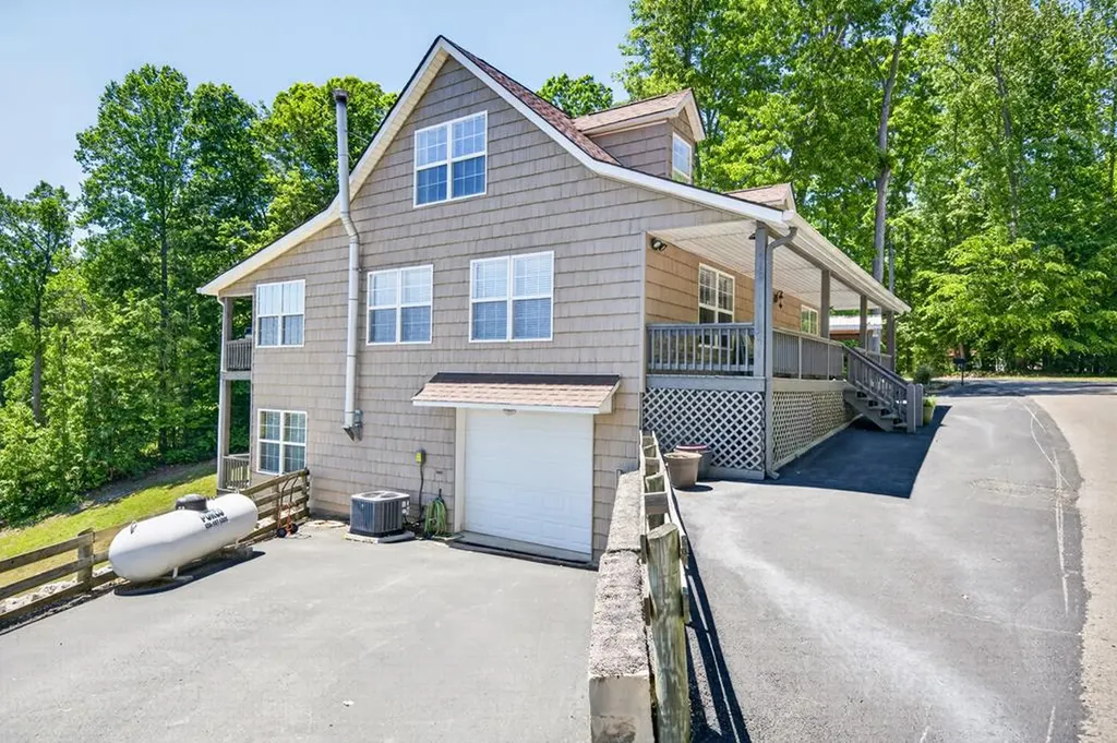 1020 Eastridge Drive Byrdstown TN 38549