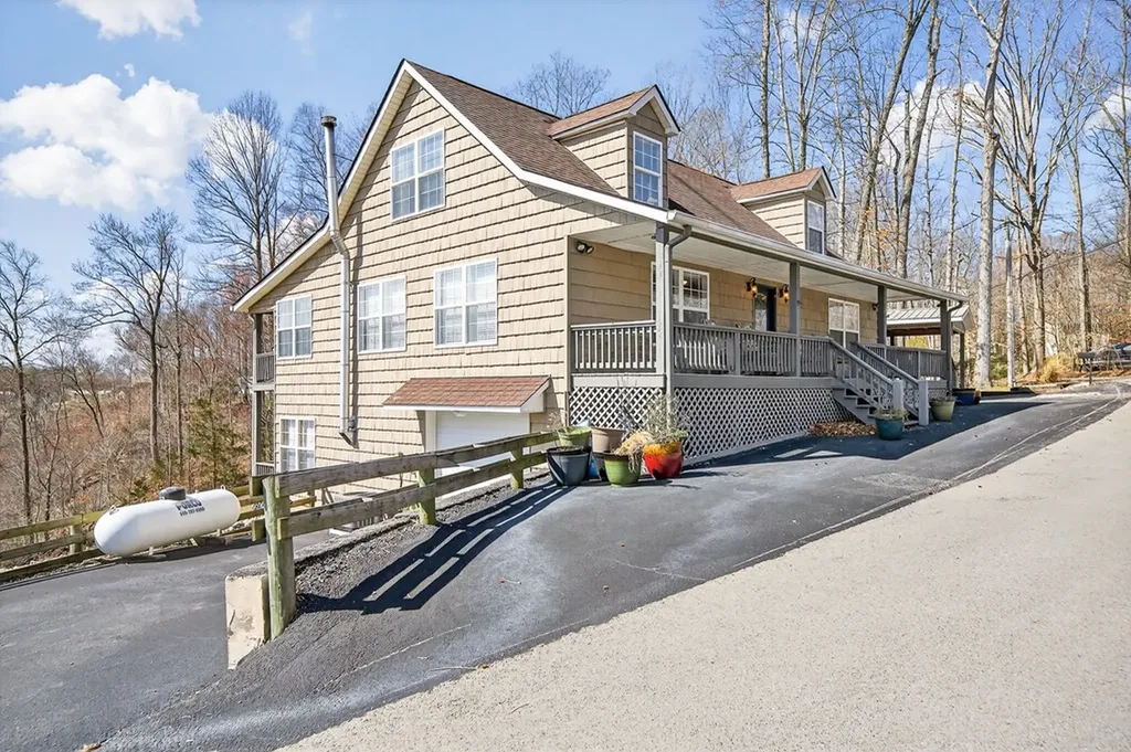 1020 Eastridge Drive Byrdstown TN 38549