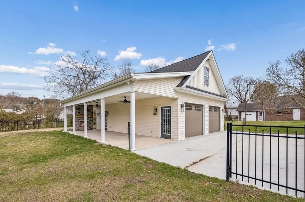 225 Jackson Avenue Carthage TN 37030