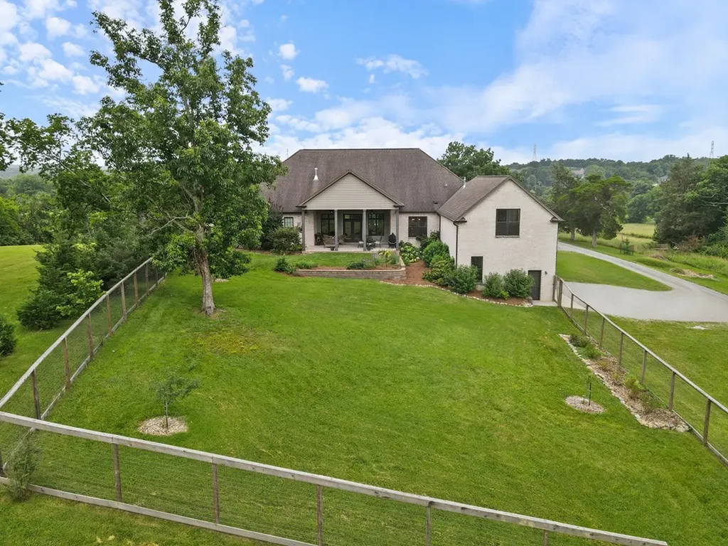 1135D Center Point Road Hendersonville TN 37075