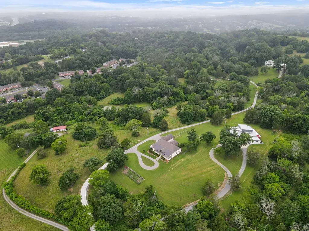 1135D Center Point Road Hendersonville TN 37075