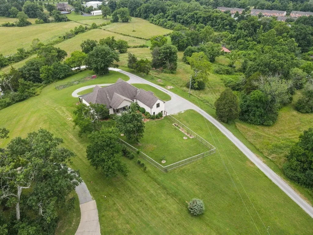 1135D Center Point Road Hendersonville TN 37075