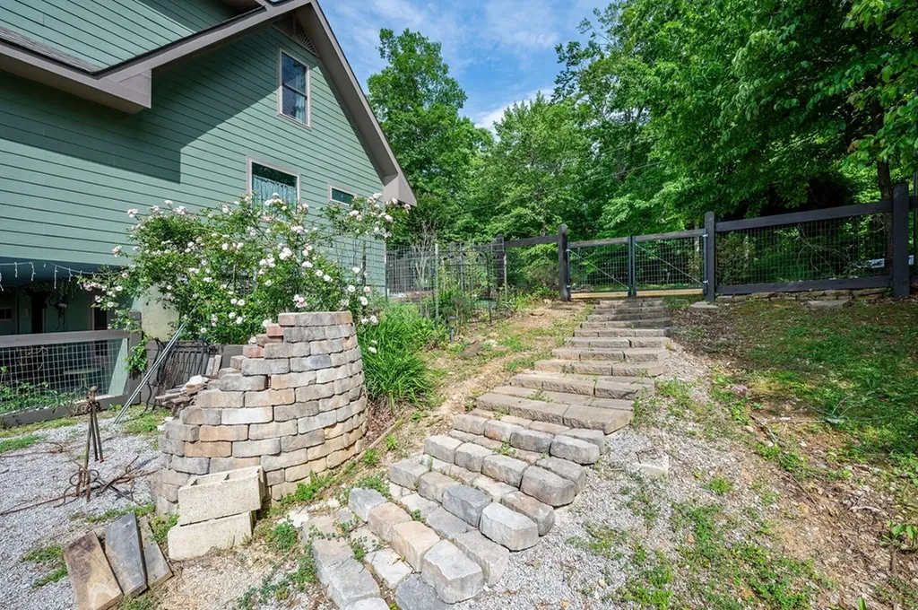 4550 Southgate Road Byrdstown TN 38549