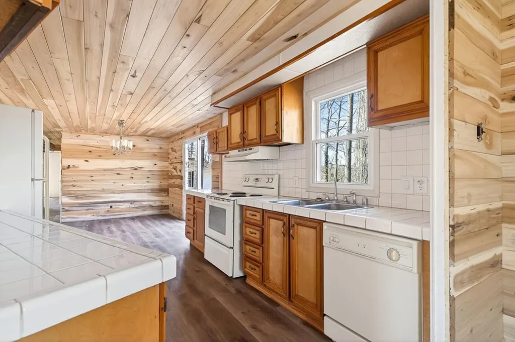 392 R J Bell Road Celina TN 38551