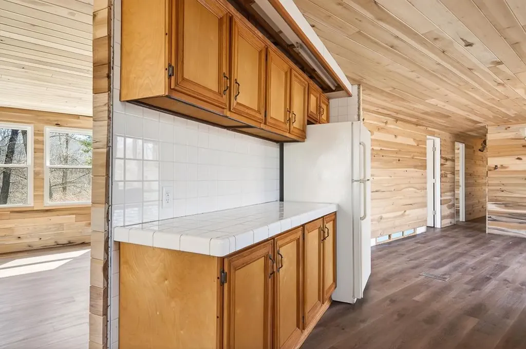 392 R J Bell Road Celina TN 38551