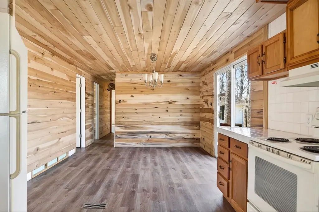 392 R J Bell Road Celina TN 38551