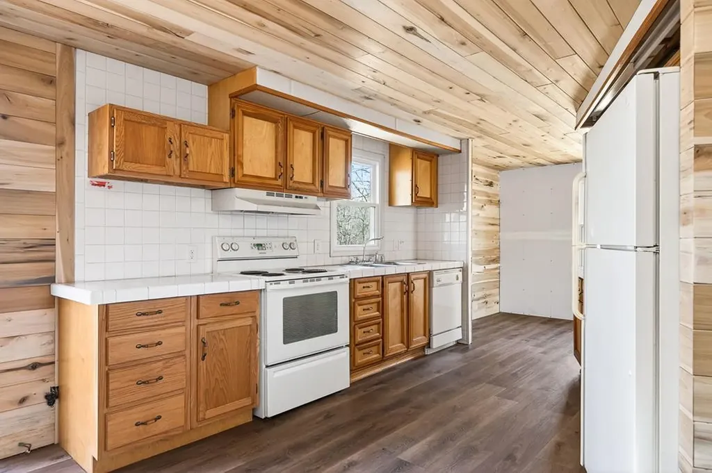 392 R J Bell Road Celina TN 38551