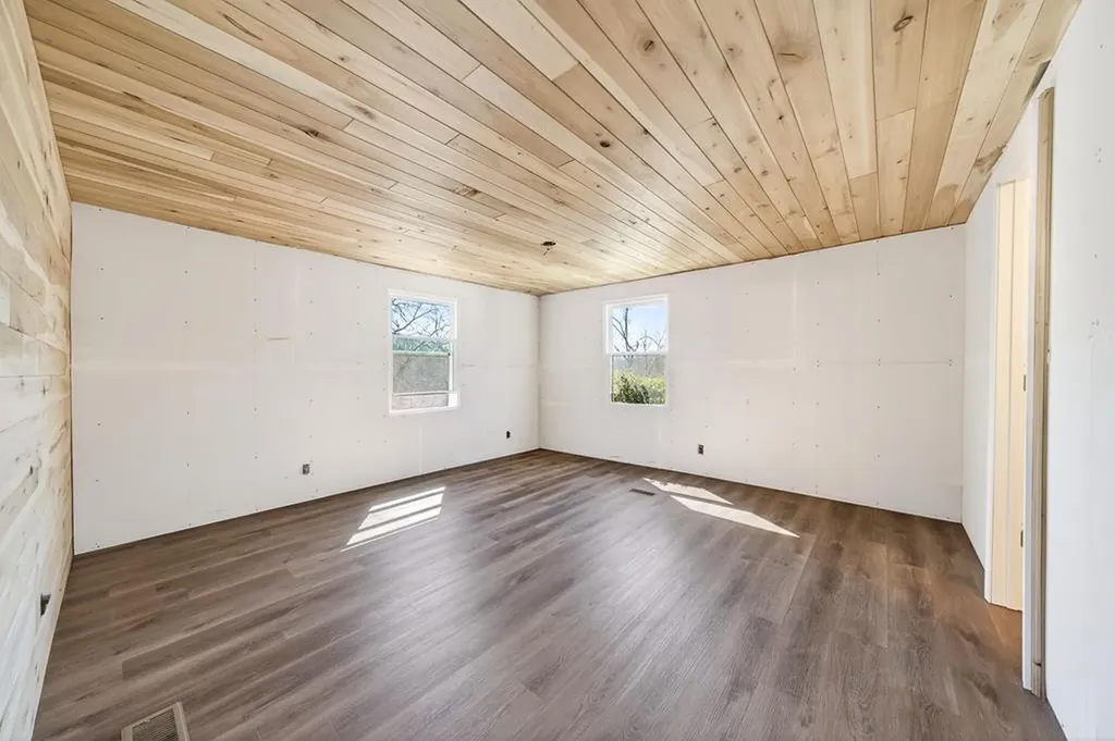 392 R J Bell Road Celina TN 38551