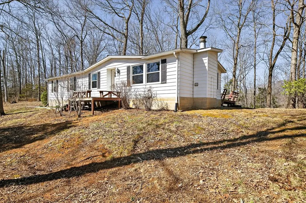 392 R J Bell Road Celina TN 38551