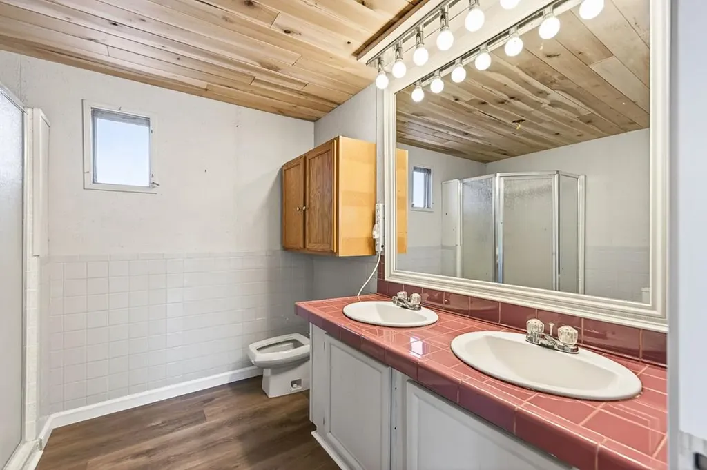 392 R J Bell Road Celina TN 38551