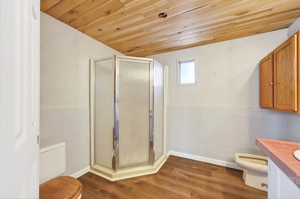 392 R J Bell Road Celina TN 38551