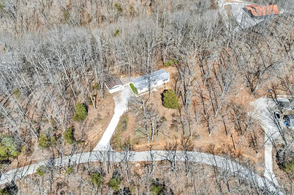 392 R J Bell Road Celina TN 38551