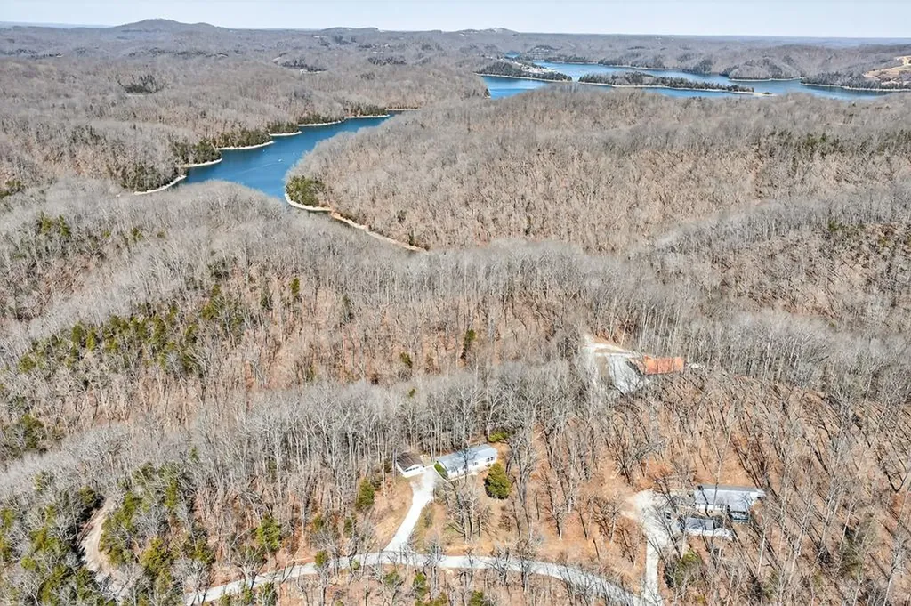 392 R J Bell Road Celina TN 38551