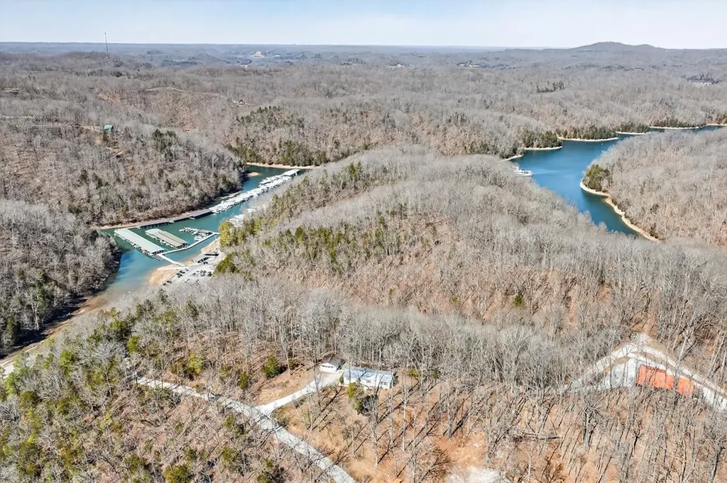 392 R J Bell Road Celina TN 38551