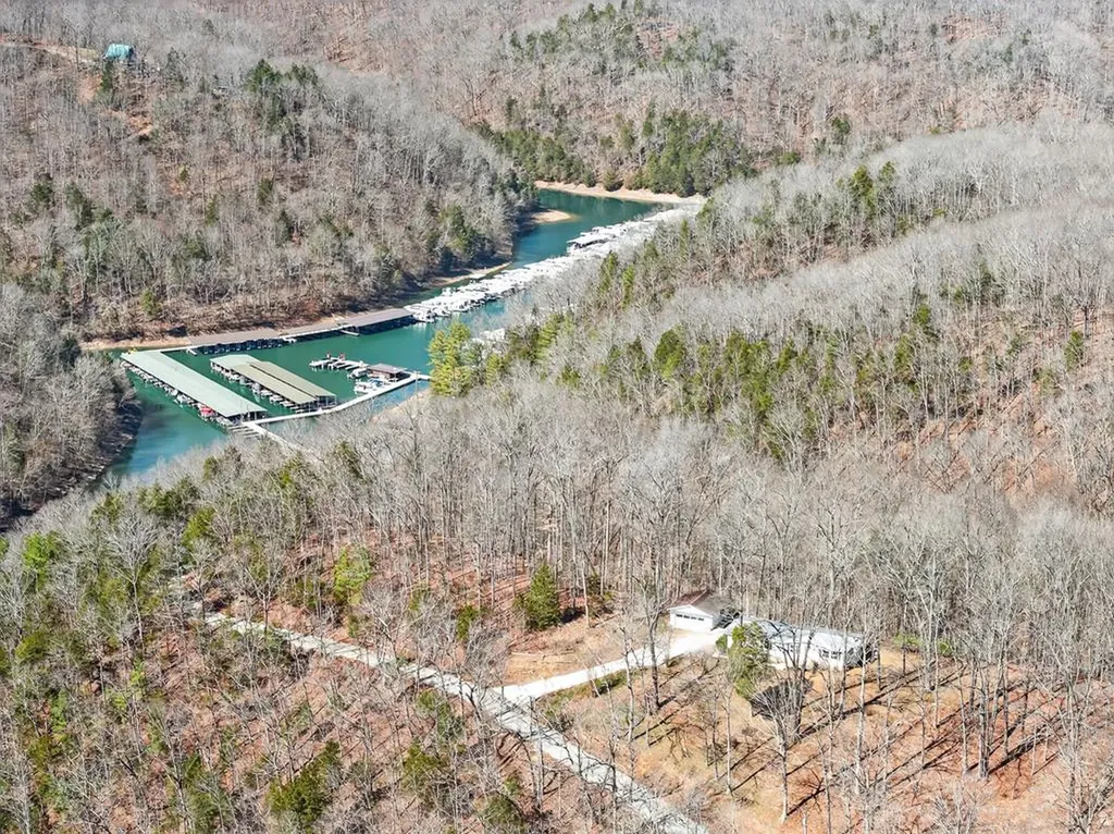 392 R J Bell Road Celina TN 38551