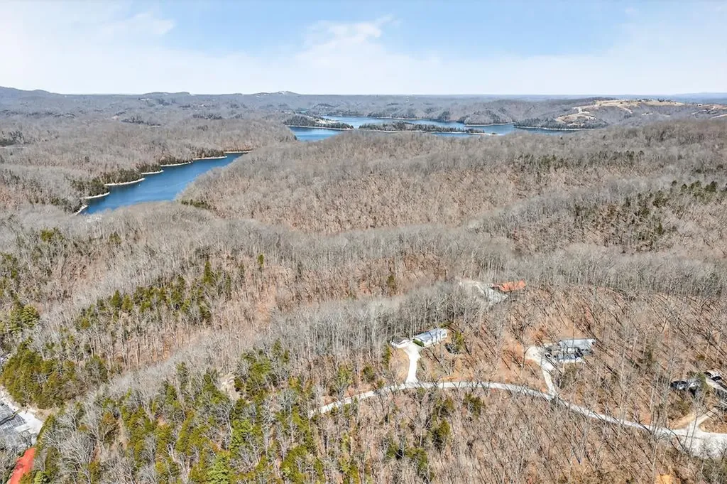 392 R J Bell Road Celina TN 38551