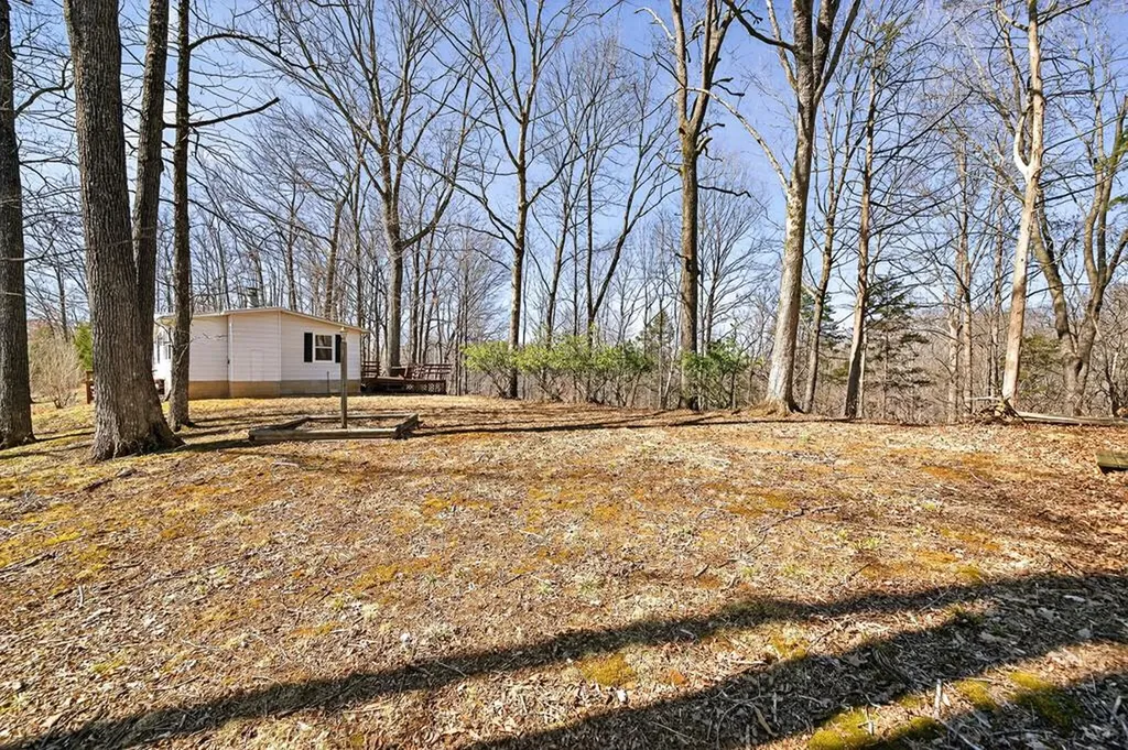 392 R J Bell Road Celina TN 38551