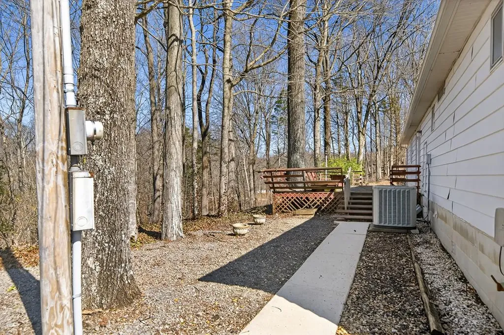 392 R J Bell Road Celina TN 38551