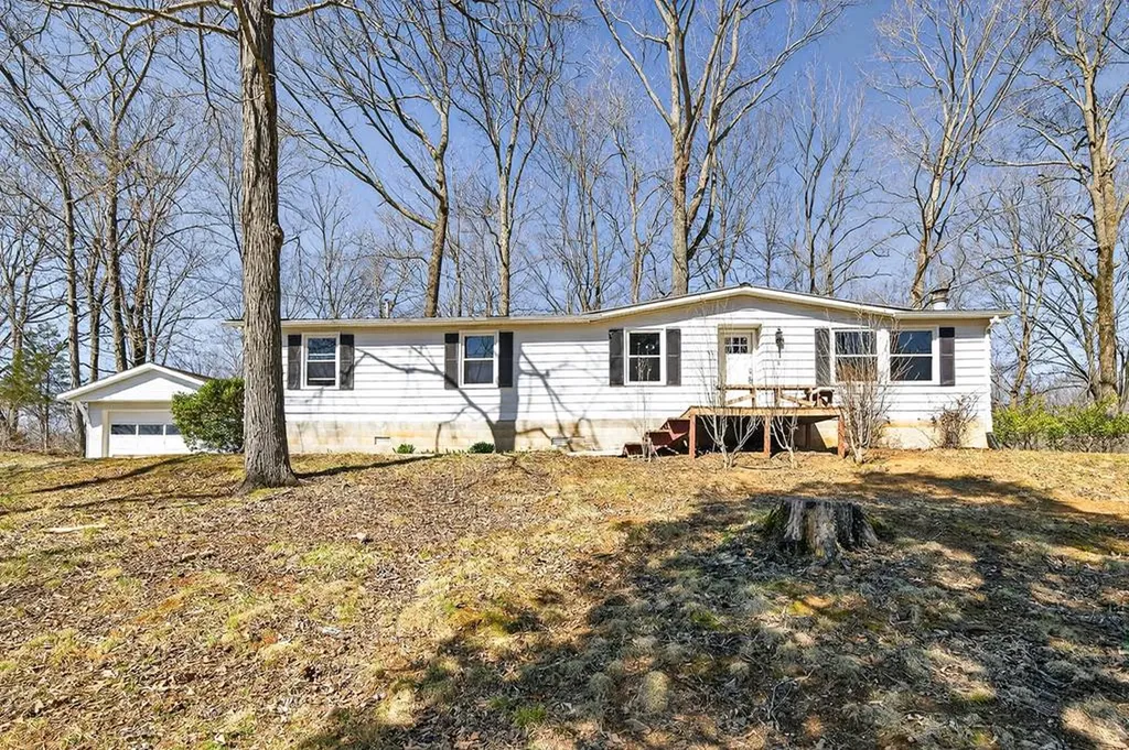 392 R J Bell Road Celina TN 38551