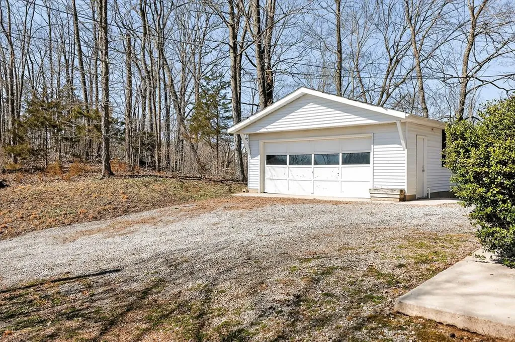 392 R J Bell Road Celina TN 38551