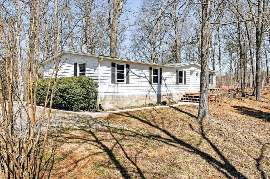 392 R J Bell Road Celina TN 38551