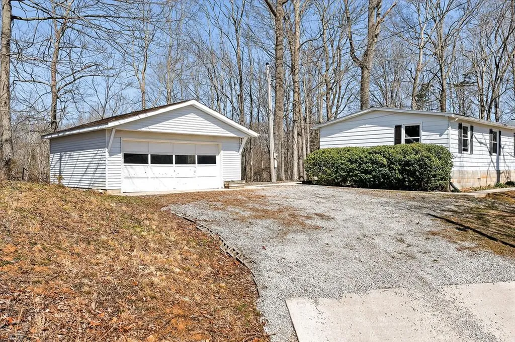 392 R J Bell Road Celina TN 38551