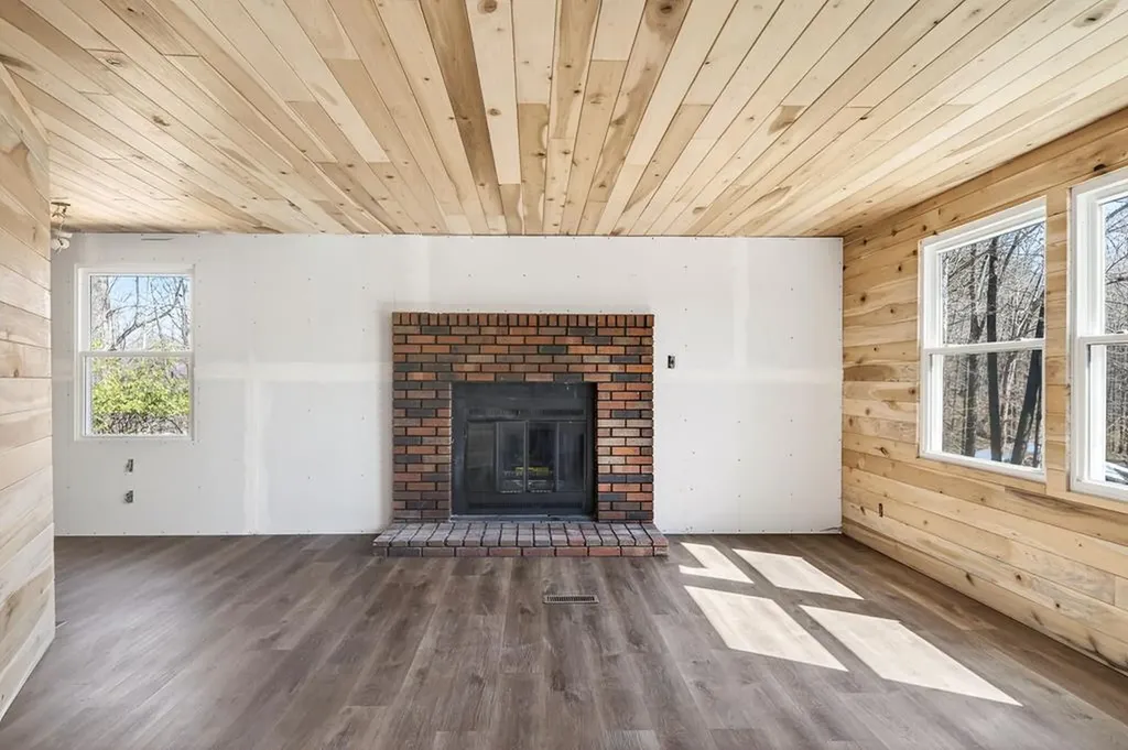 392 R J Bell Road Celina TN 38551