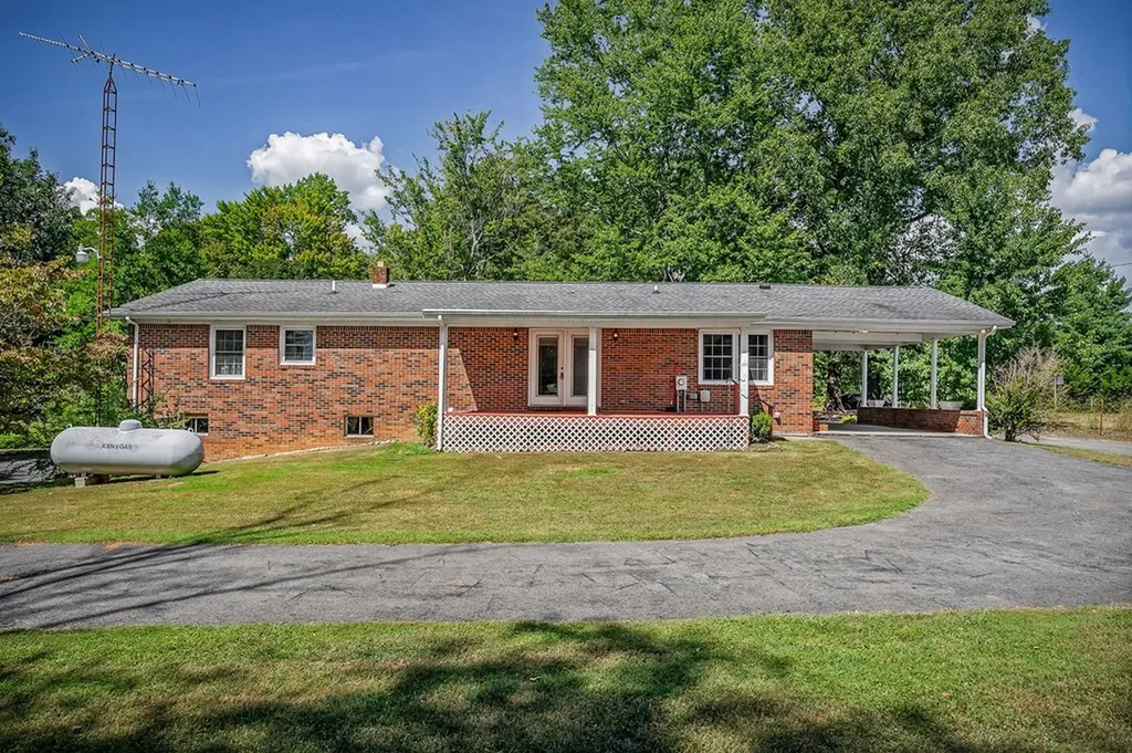 5036 Pendergrass Road Byrdstown TN 38549