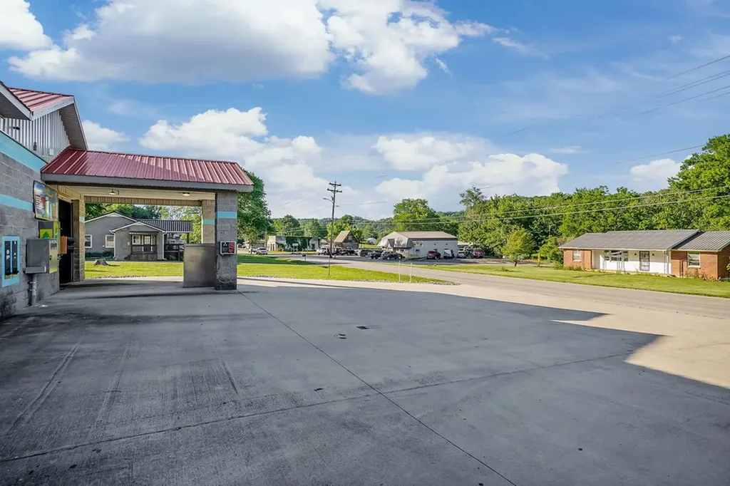 1004 E Lake Avenue Celina TN 38551