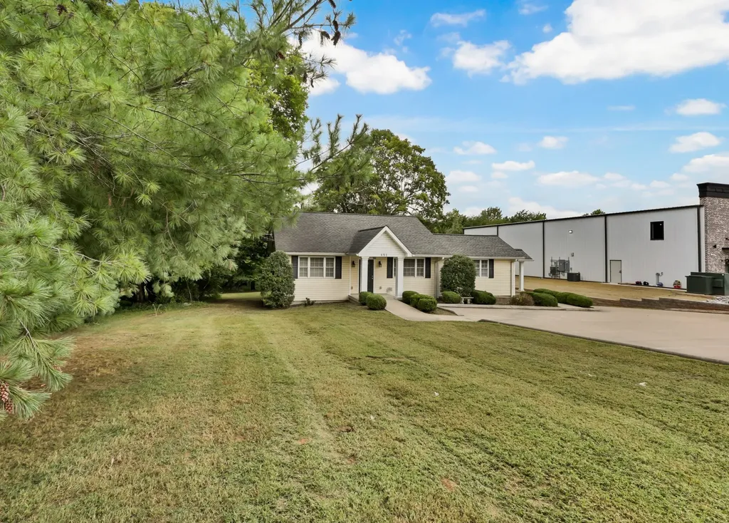 451 Rossview Road Clarksville TN 37043
