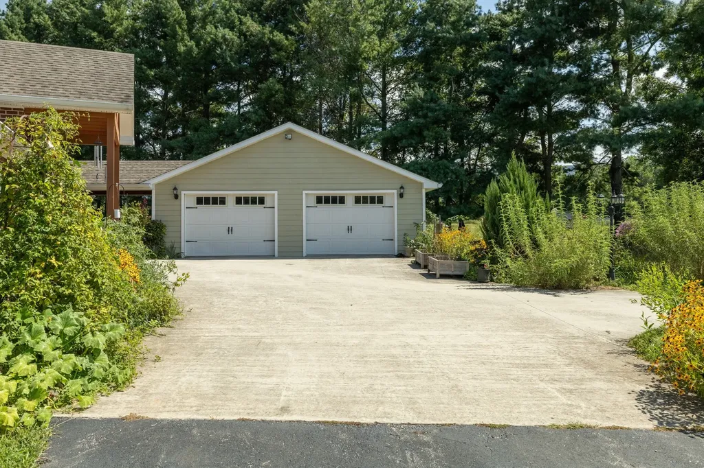 1556 Chestnut Grove Road Morrison TN 37357