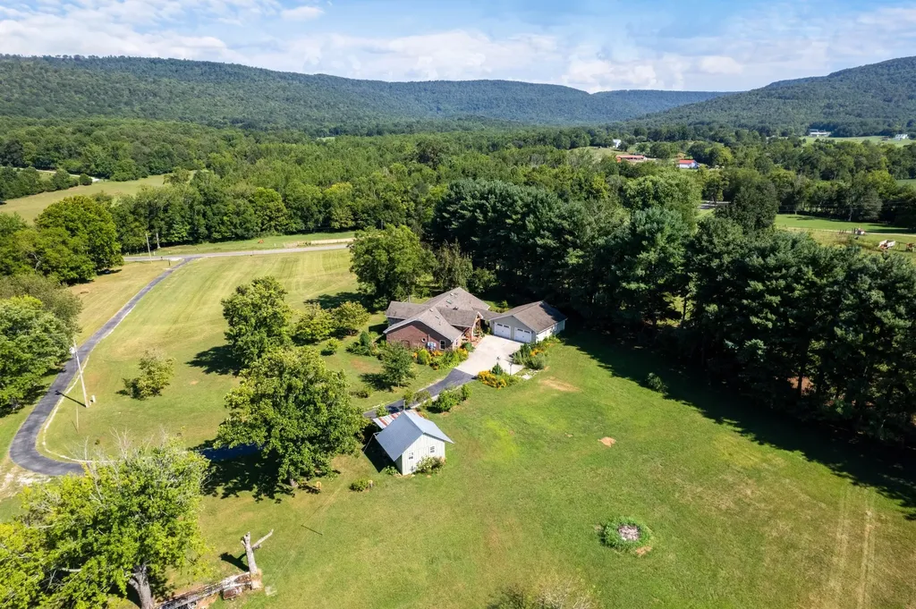 1556 Chestnut Grove Road Morrison TN 37357