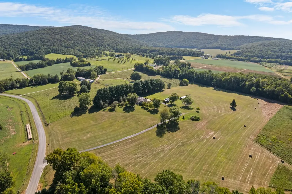 1556 Chestnut Grove Road Morrison TN 37357
