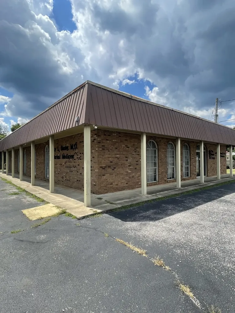 317 W Gaines St, W Lawrenceburg TN 38464
