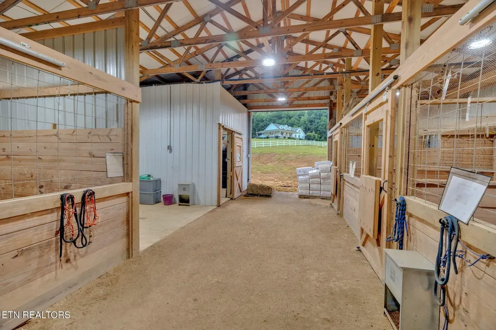 596 Clifty Creek Road Oakdale TN 37829