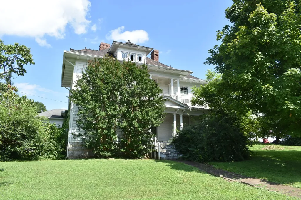 704 Main St, N Carthage TN 37030