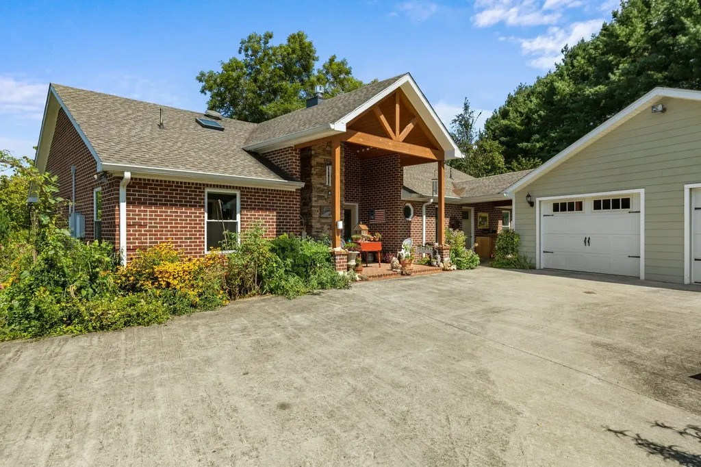 1556 Chestnut Grove Road Morrison TN 37357