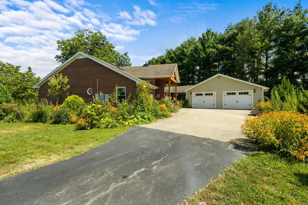 1556 Chestnut Grove Road Morrison TN 37357