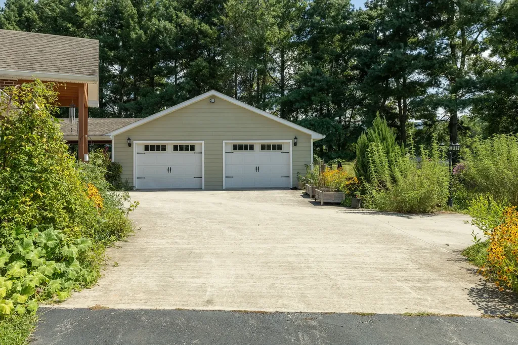1556 Chestnut Grove Road Morrison TN 37357