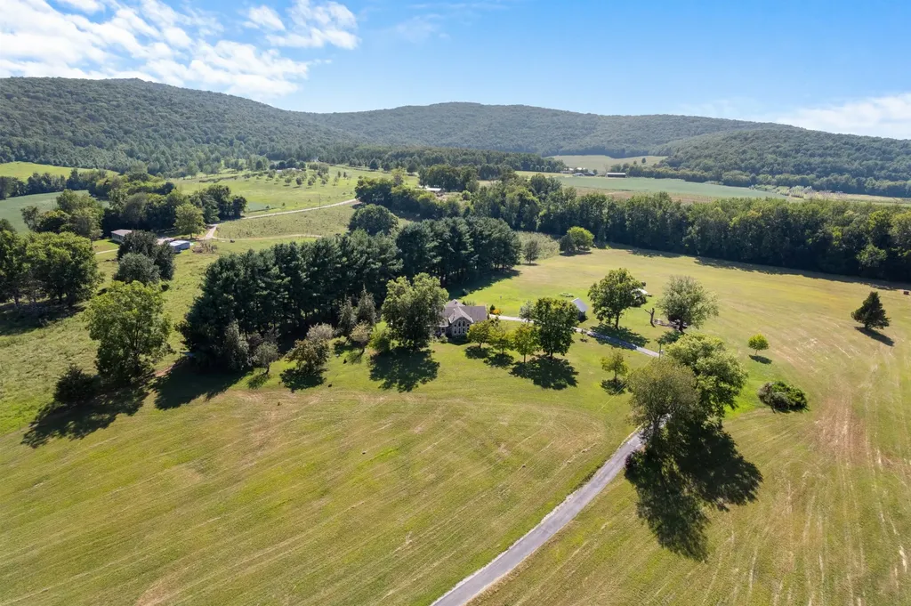 1556 Chestnut Grove Road Morrison TN 37357