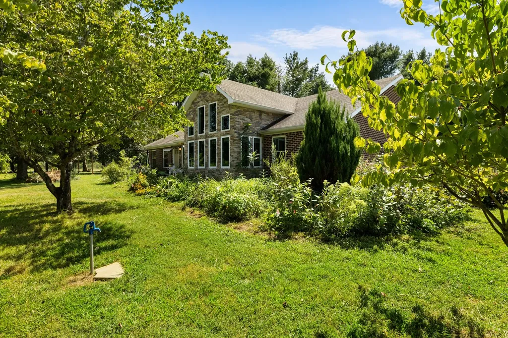 1556 Chestnut Grove Road Morrison TN 37357