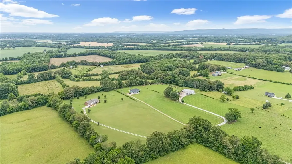 379 Hooper Road Winchester TN 37398