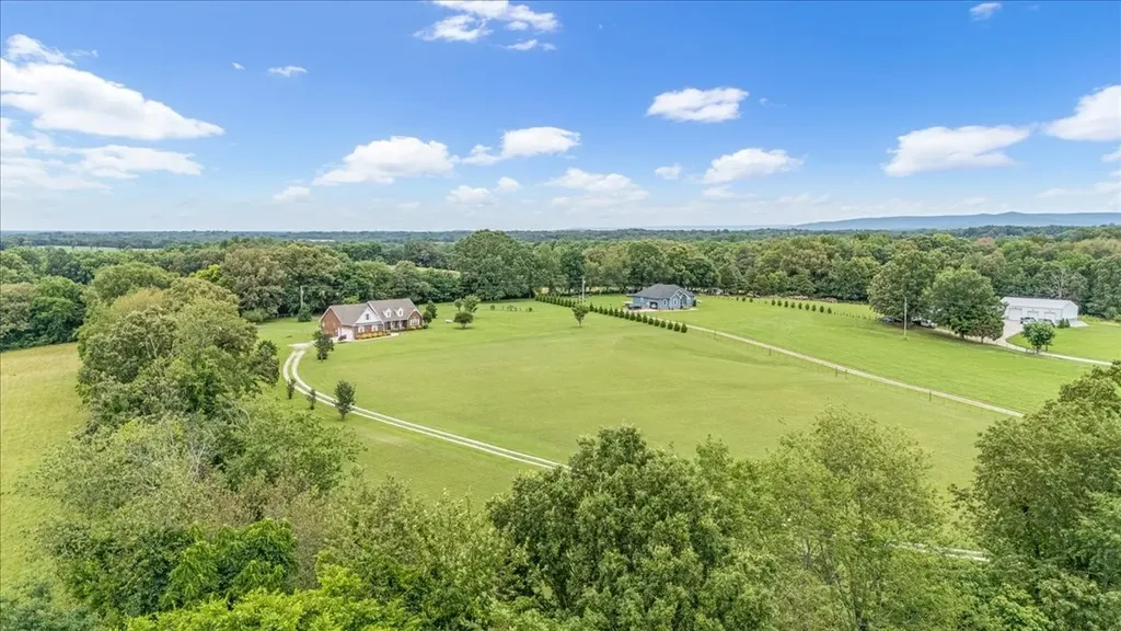 379 Hooper Road Winchester TN 37398