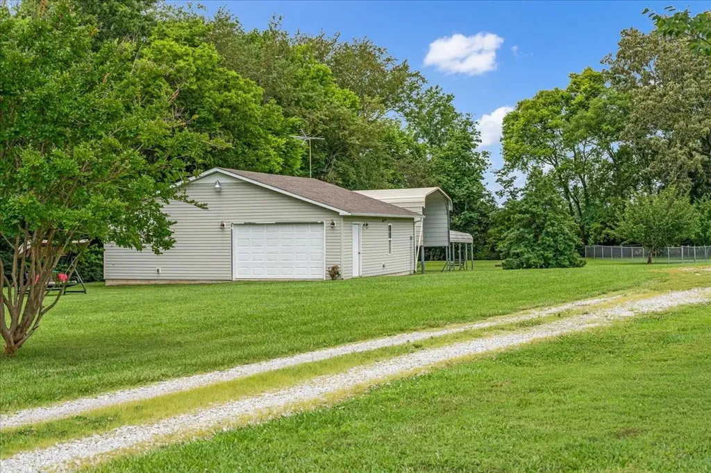 379 Hooper Road Winchester TN 37398