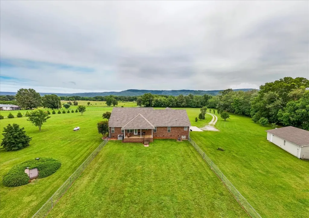 379 Hooper Road Winchester TN 37398