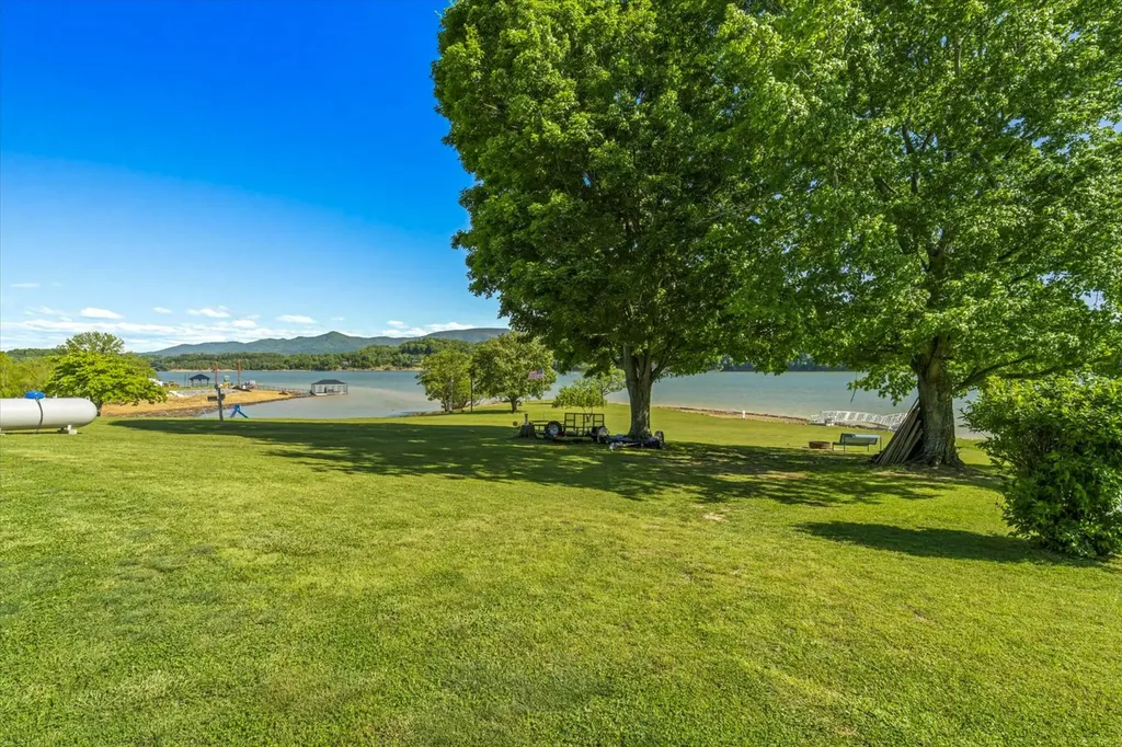 1648 Canal Lane Dandridge TN 37725